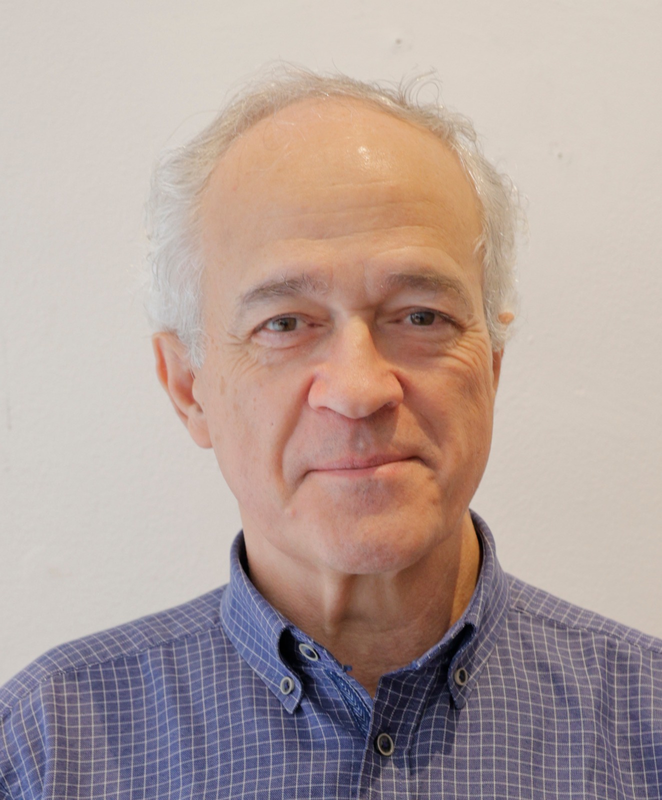 ثلاث قصائد الشاعر الاسباني: أرماندو لوثانو هيرناندث  ترجمة: حسين نهابة